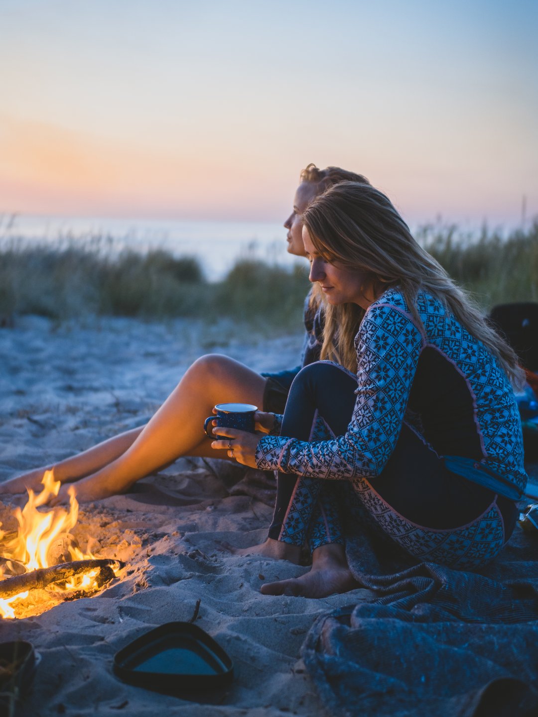 2 Frauen sitzen in Tisvilde am Strand an einem Lagerfeuer, Dänemark