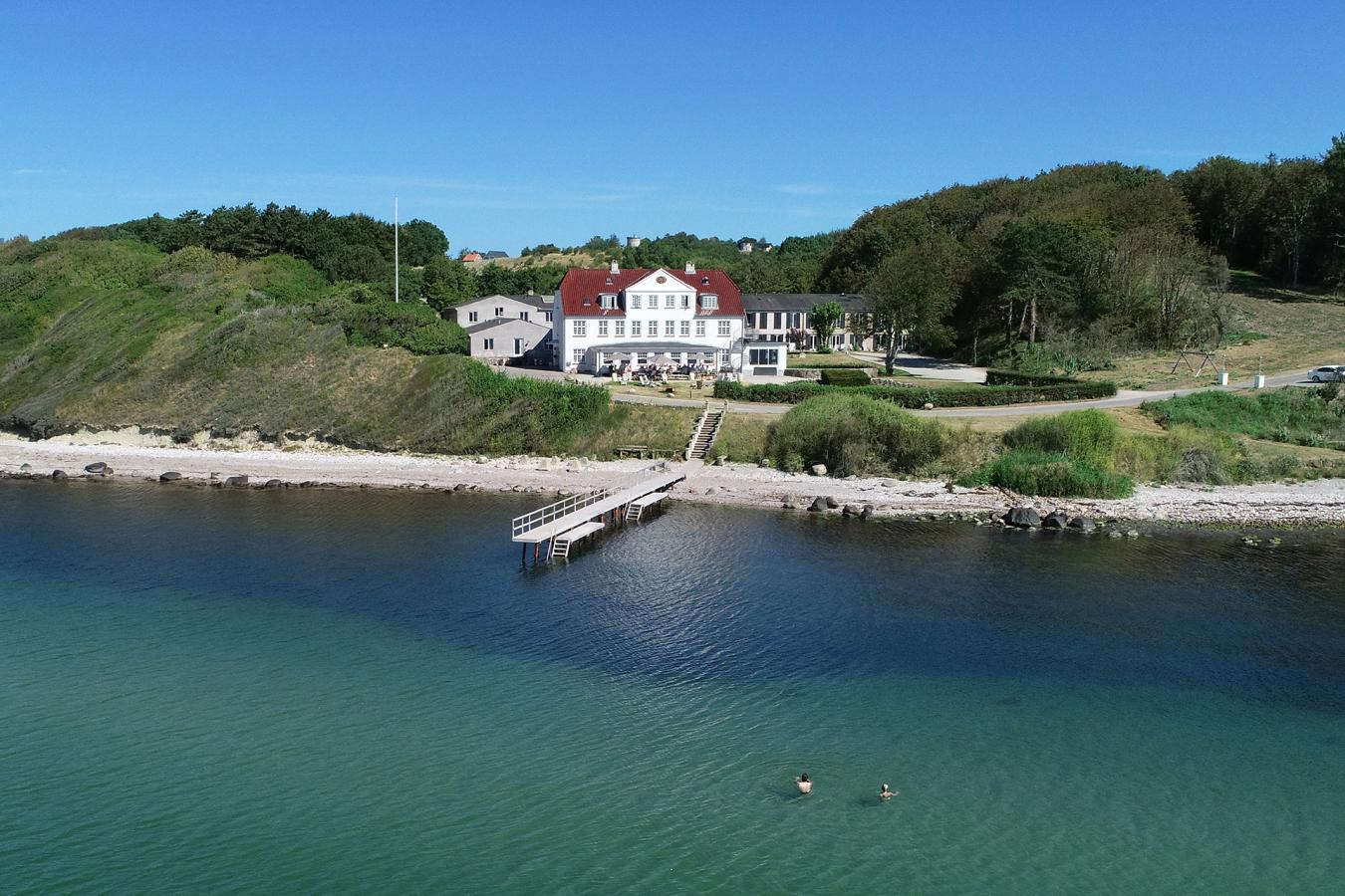 Luftaufnahme von dem Hotel Strandhotel Røsnæs an der Westküste Seelands