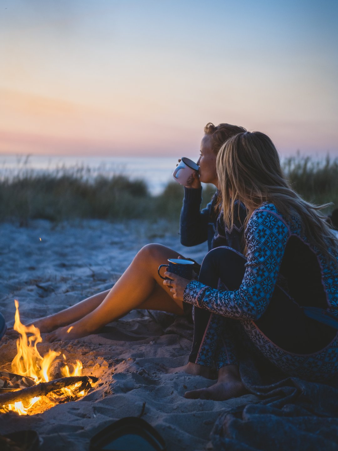 Hygge und Lagerfeuer am Strand von Tisvilde im dänischen Nordseeland