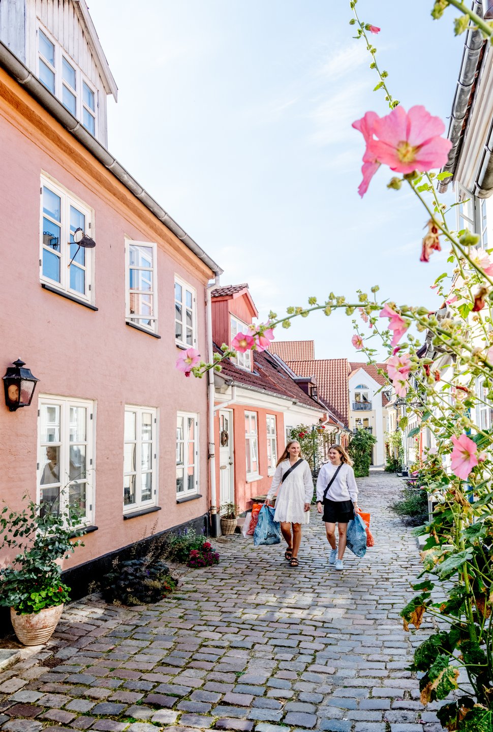 Zwei Frauen gehen shoppen in der Altstadt von Aalborg, Dänemark