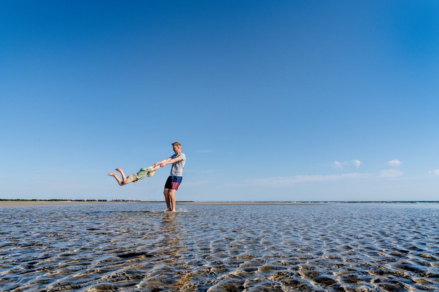 Vater spiel mit seinem Kind am Strand von Øster Hurup, Dänemark
