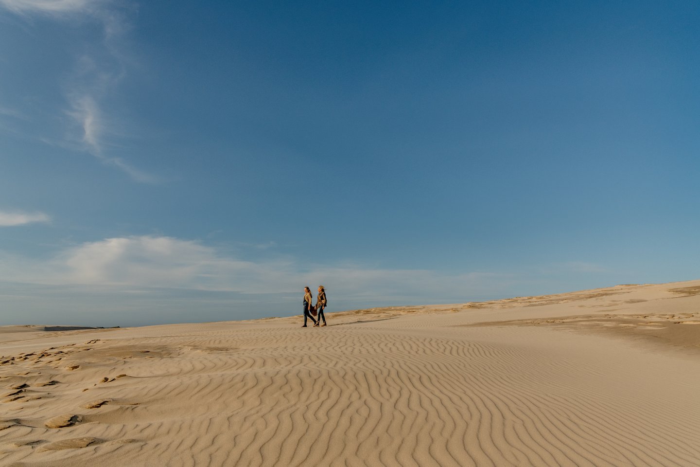 Zwei Frauen laufen auf er WAnderdüne Råbjerg mile