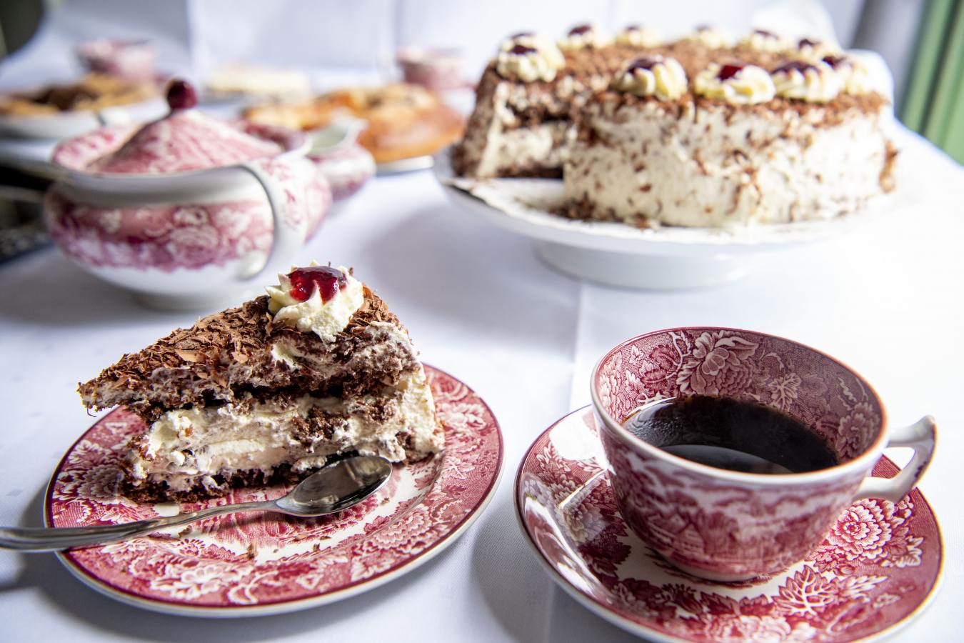 Kaffeetafeln, Bild von einer Tasse Kaffee und Kuchen