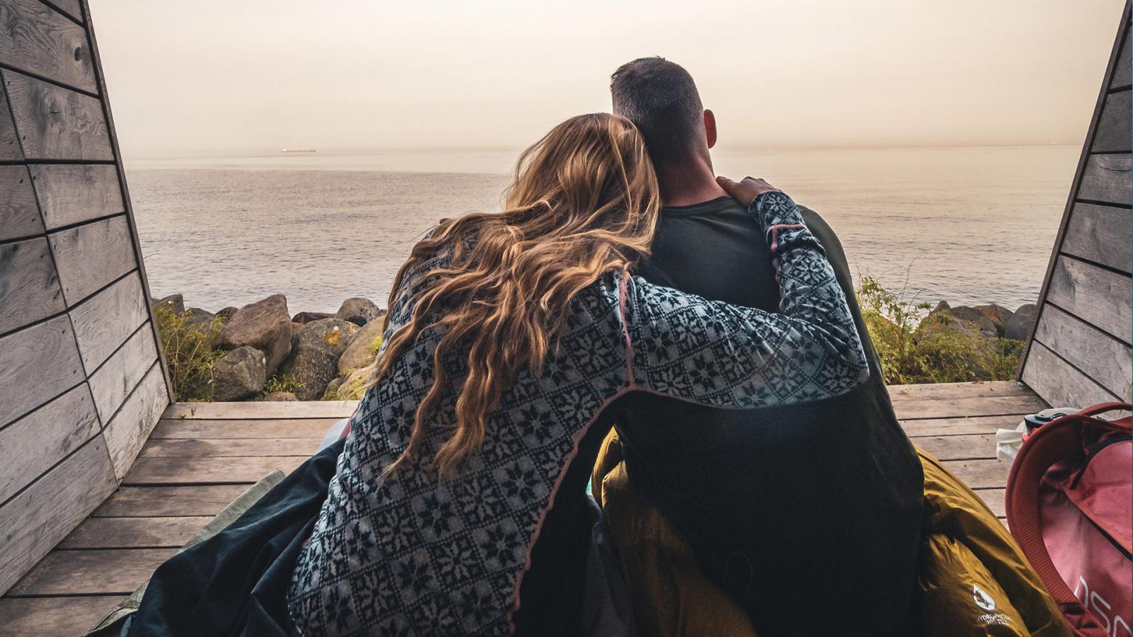 Couple sitting at the ocean in West Zealand