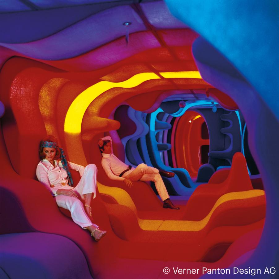 Ein Bild von zwei Personen, die in der Installation Fantasy Landscape von Verner Panton sitzen