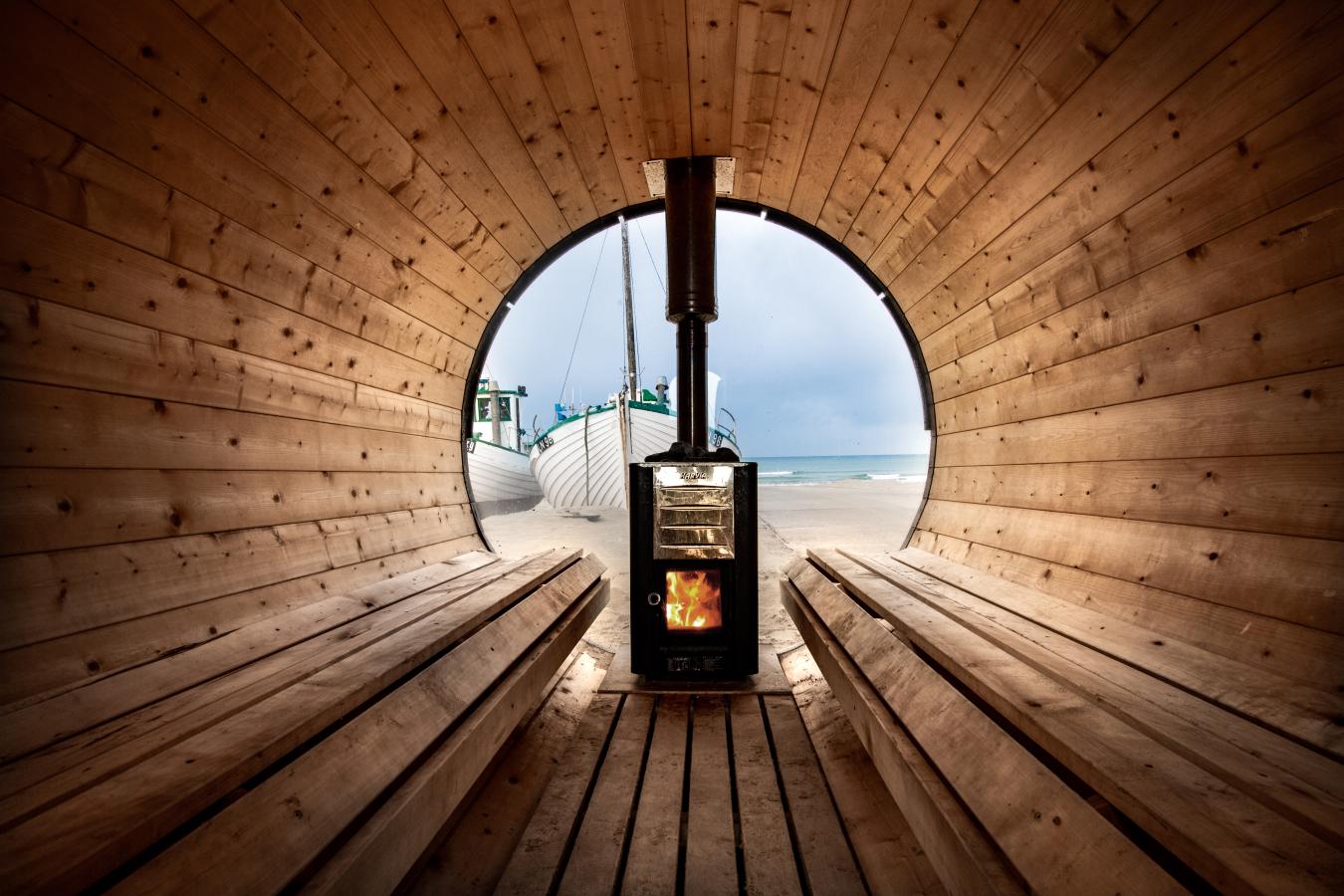 Bild einer Sauna mit Blick auf Schiffe und den Strand in Løkken