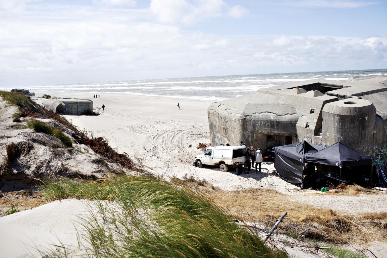 Bild von eines Bunkers und Dreh-Ausstattung am Strand von Hvide Sande