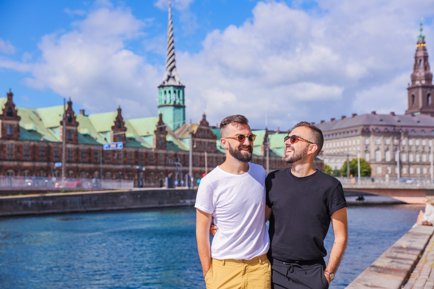 Par foran Børsen i København 