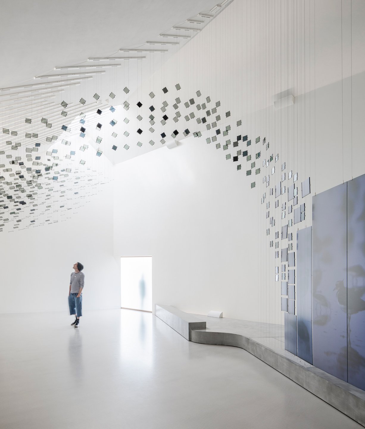 Ung mann beundrer kunst i Vadehavscentret, Danmark