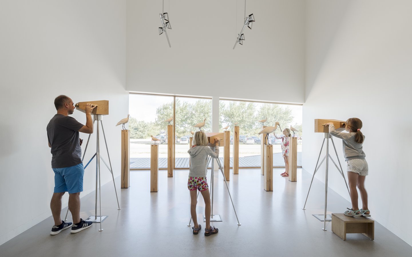 barn ser på utstilling i Vadehavssenteret