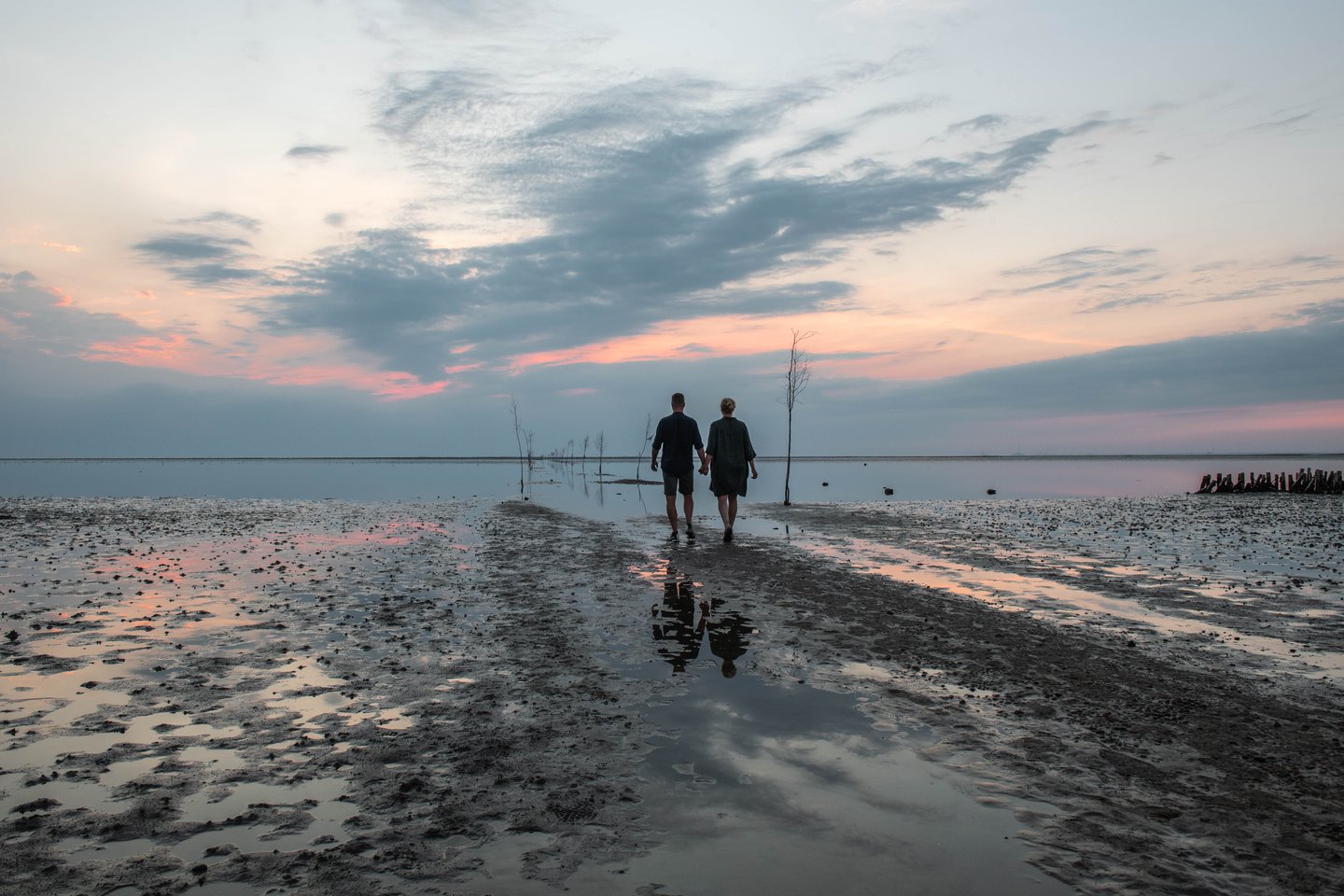 Couple walking on the beach, Mandø Ebbevej, Ribe