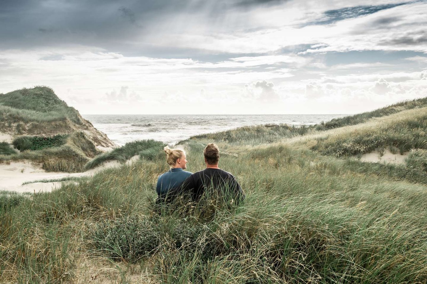 Par ser utover havet ved Græm Strand, Nordvestkysten