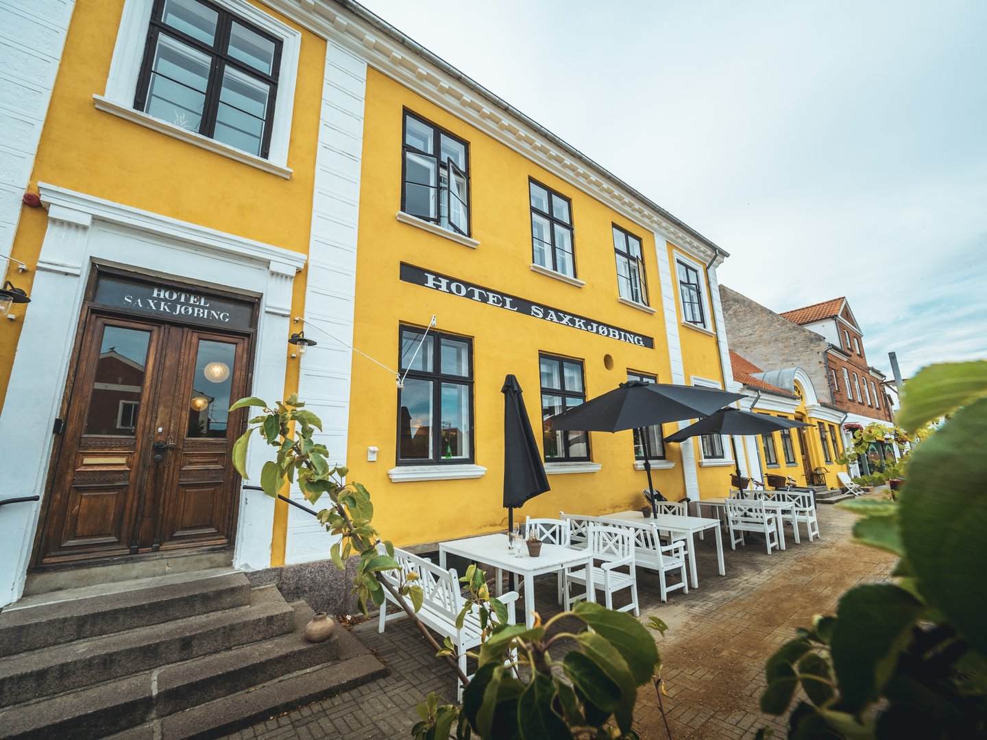 The facade of charming boutique Hotel Saxkjøbing on Lolland-Falster. A small and cozy hotel along the N8 bike route. 