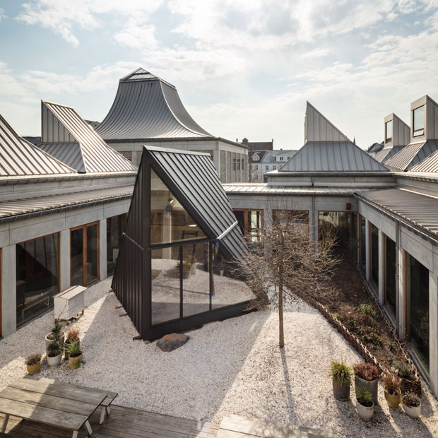Ein Bild von einem Ferienhaus gestaltet vom Architekturbüro Bjarke Ingels, was Teil der „Sommerhus“-Ausstellung im Utzon Center ist