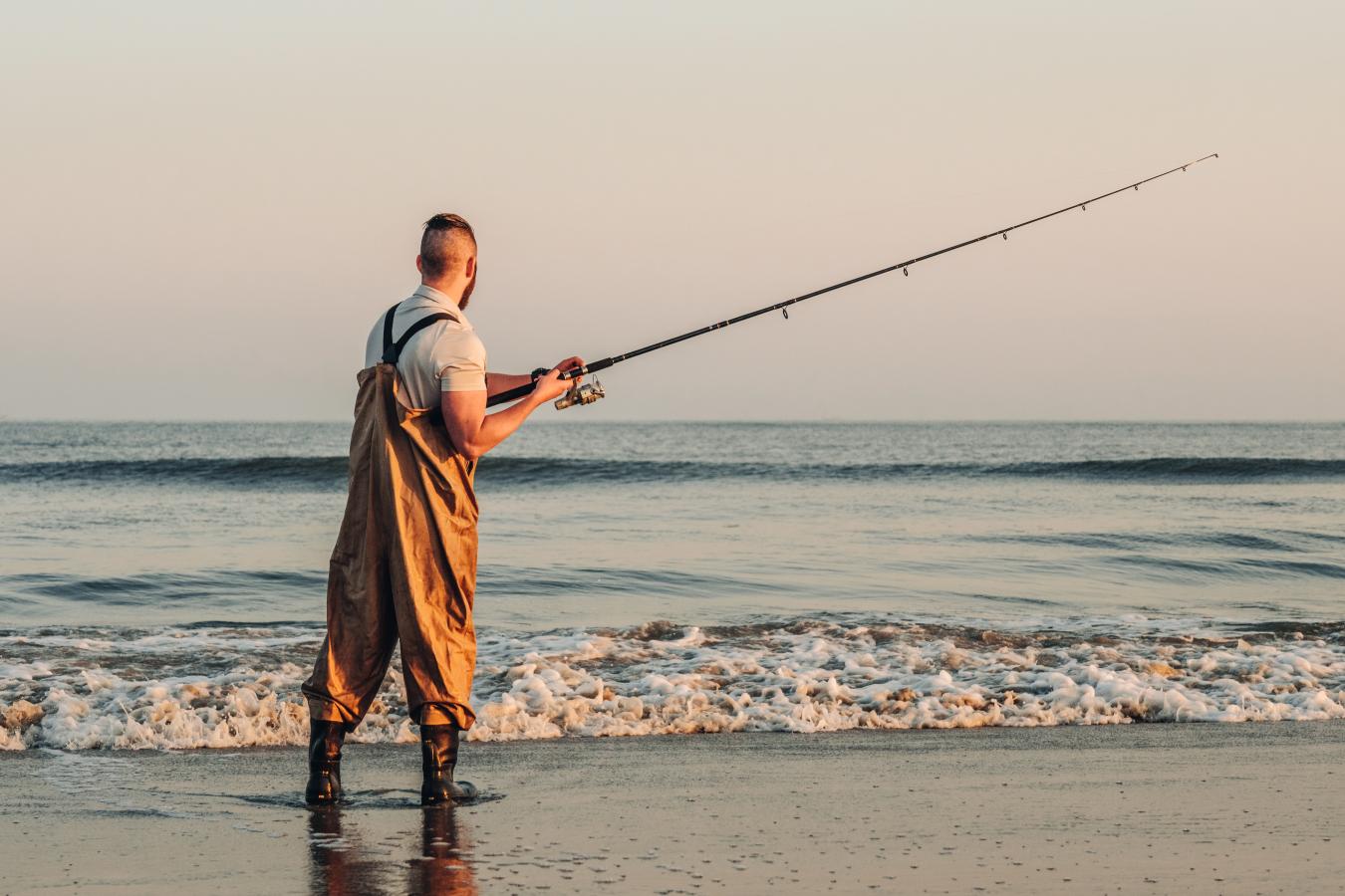 Surfcasting-Angeln in Hvide Sande an der Dänischen Nordsee in Dänemark