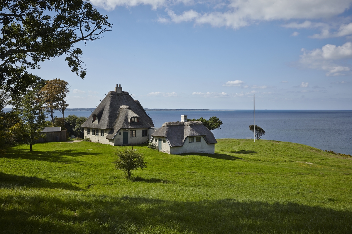 Knud Rasmussen-Haus mit dem Meer im Hintergrund