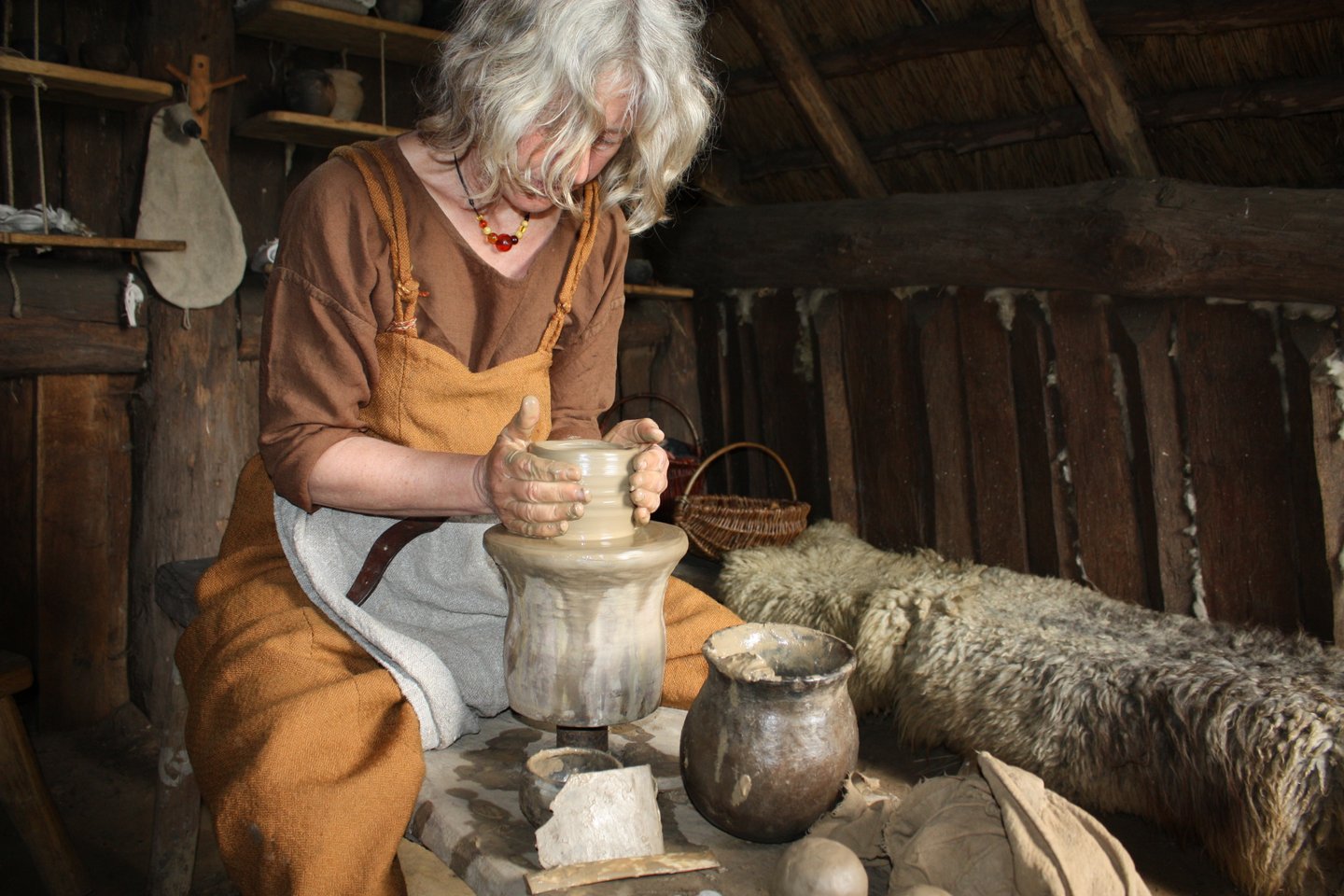 Bild von einer Töpferin in Wikingekleidung in Ribe VikingeCenter