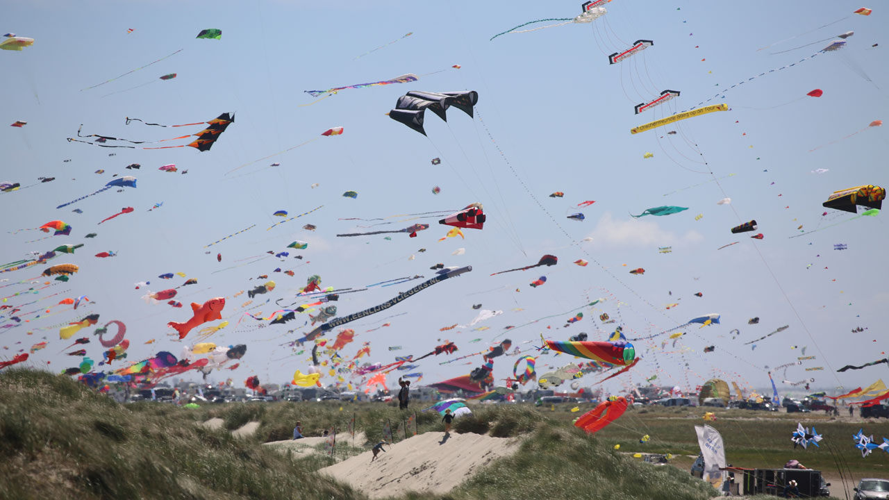 Bild von vielen bunten Drachen auf dem Fanø Kite Flyers Meeting
