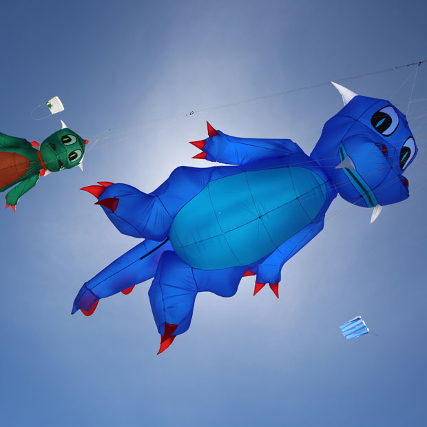 Bild von vielen bunten Drachen auf dem Fanø Kite Flyers Meeting