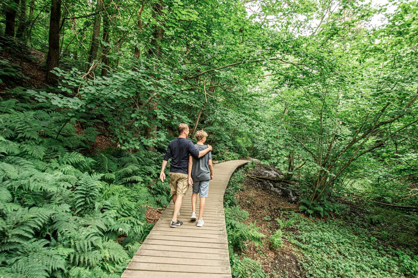 Vazer und Sohn gehen an der Nordwestküste Dänemarks wandern