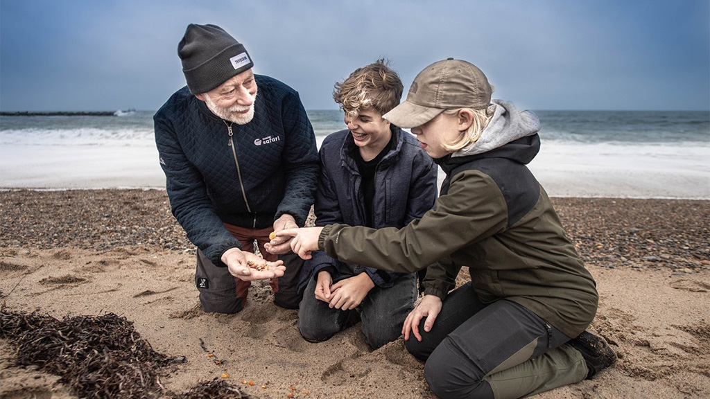 Bild von zwei kindern und einem Guide auf Bernstein-Safari am Strand