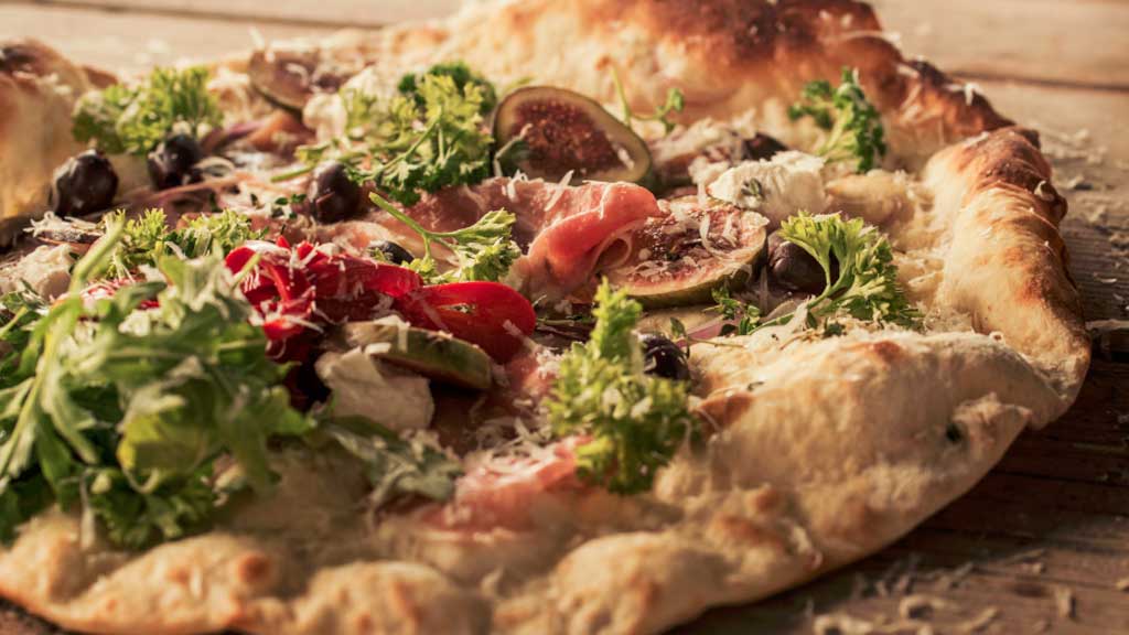 Pizza med skinke og fiken fra Neighbourhood restaurant i København