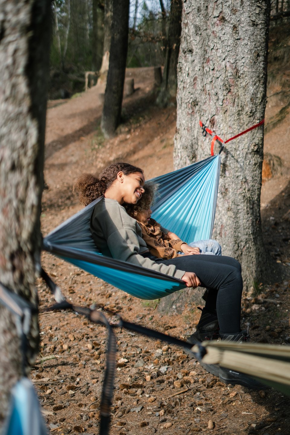Children in hammock on Momhøje Naturcenter in Jutland