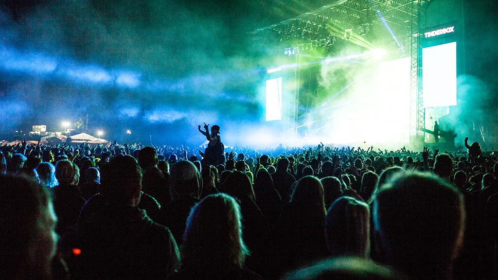 folkemengde ved scenen på Tinderbox Festival i Odense, Danmark