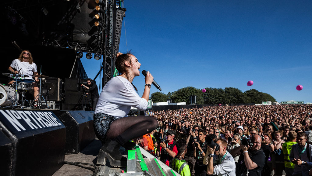 artist på scenen synger til folkemengden ved NorthSide Festival, Aarhus, Danmark