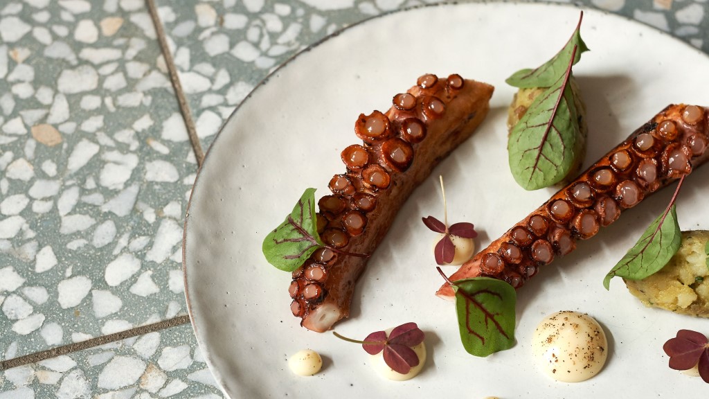 Grillet bleksprut på tallerken med garnityr fra restaurant Barabba i København