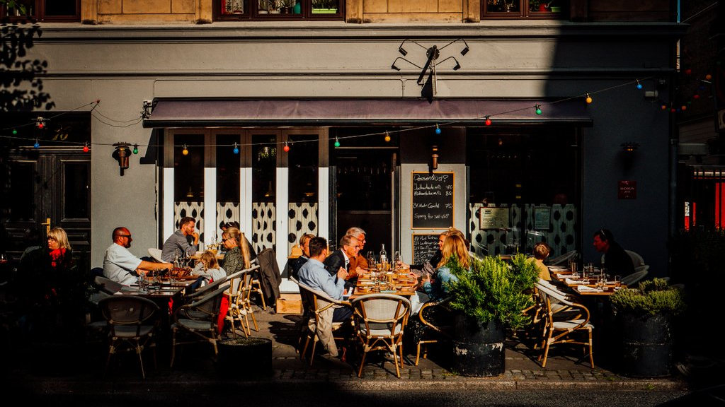 Mennesker på uteserveringen ved restaurant Mêlèe på Frederiksberg, København