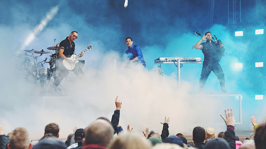 band spiller på scenen på Nibe Festival utenfor Aalborg, Danmark