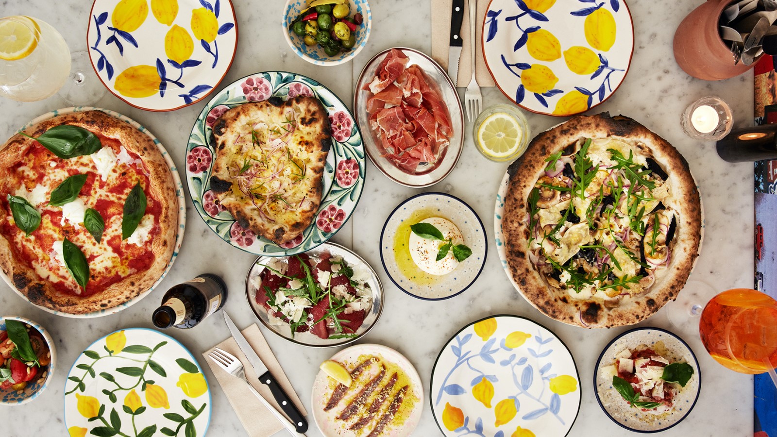 Pizza fra Corsa Pizza på et bord sett ovenfra