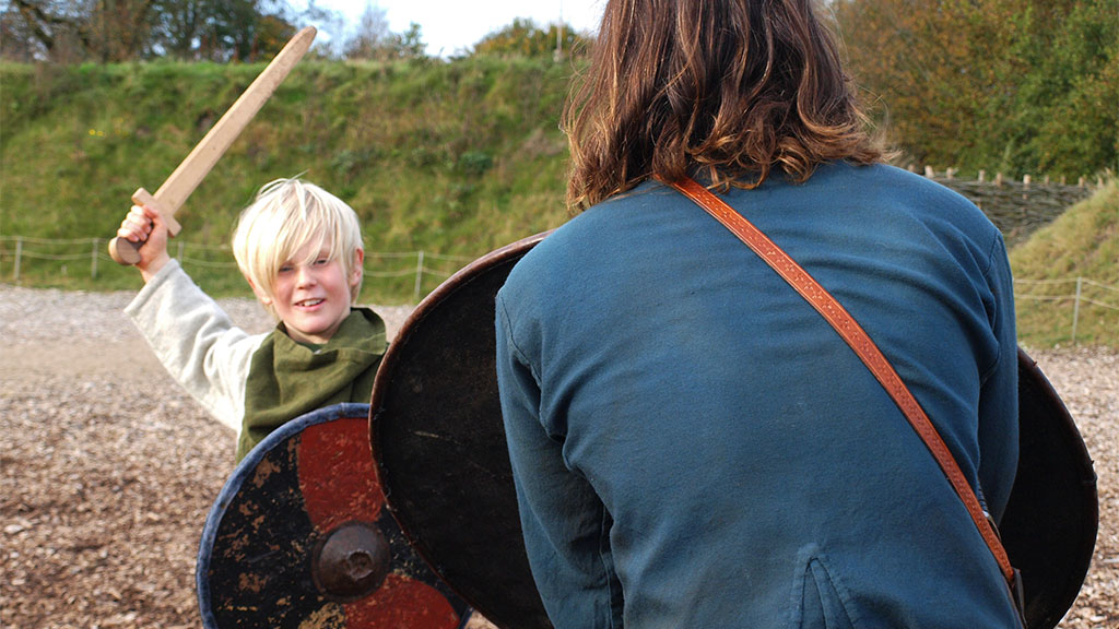 Barn deltar i krigertrening for barn ved Ribe Vikingecenter i Ribe, Vadehavskysten, Danmark