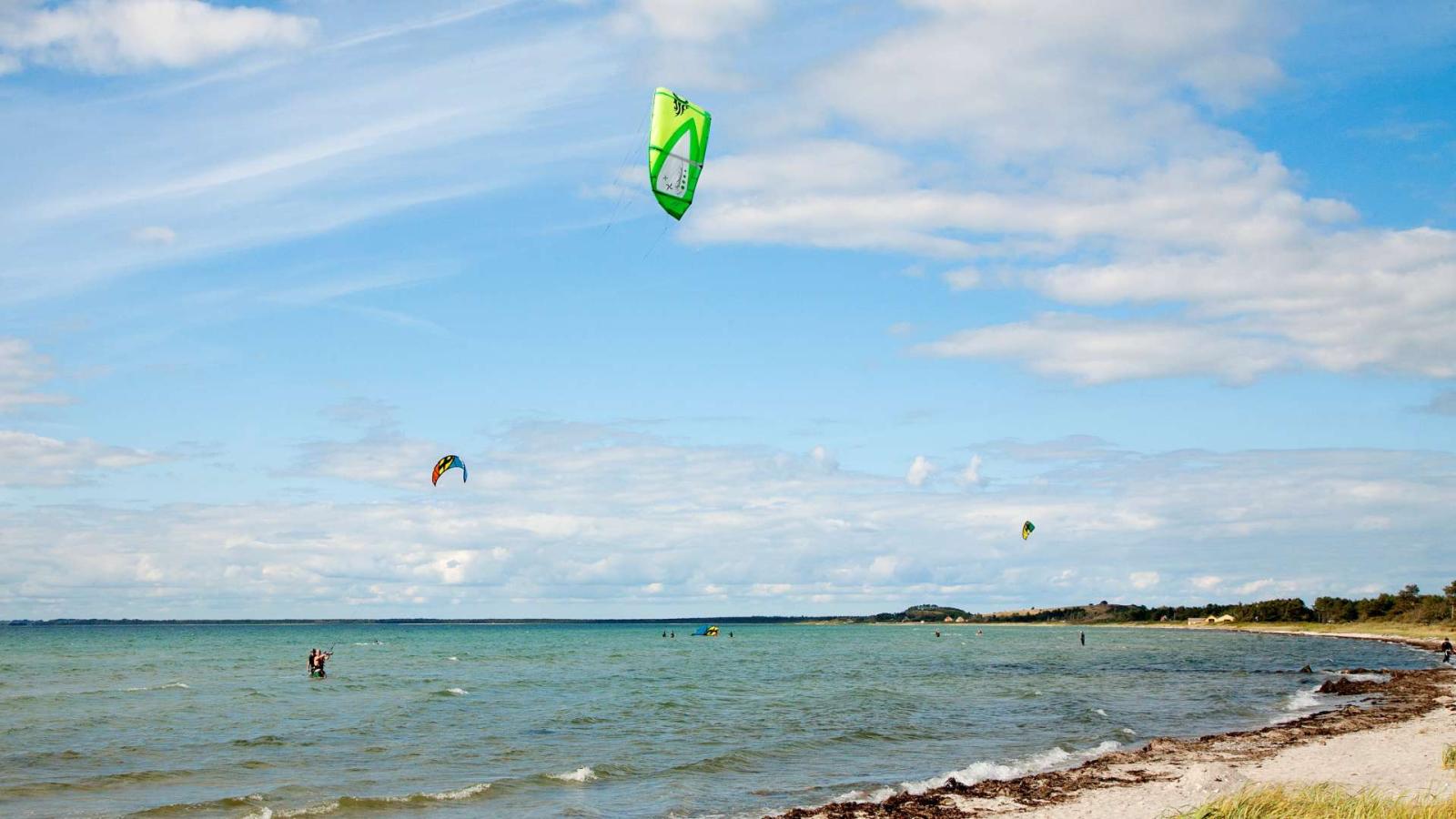 Kitesurfere ved Sælvigsbugten på Samsø, Danmark