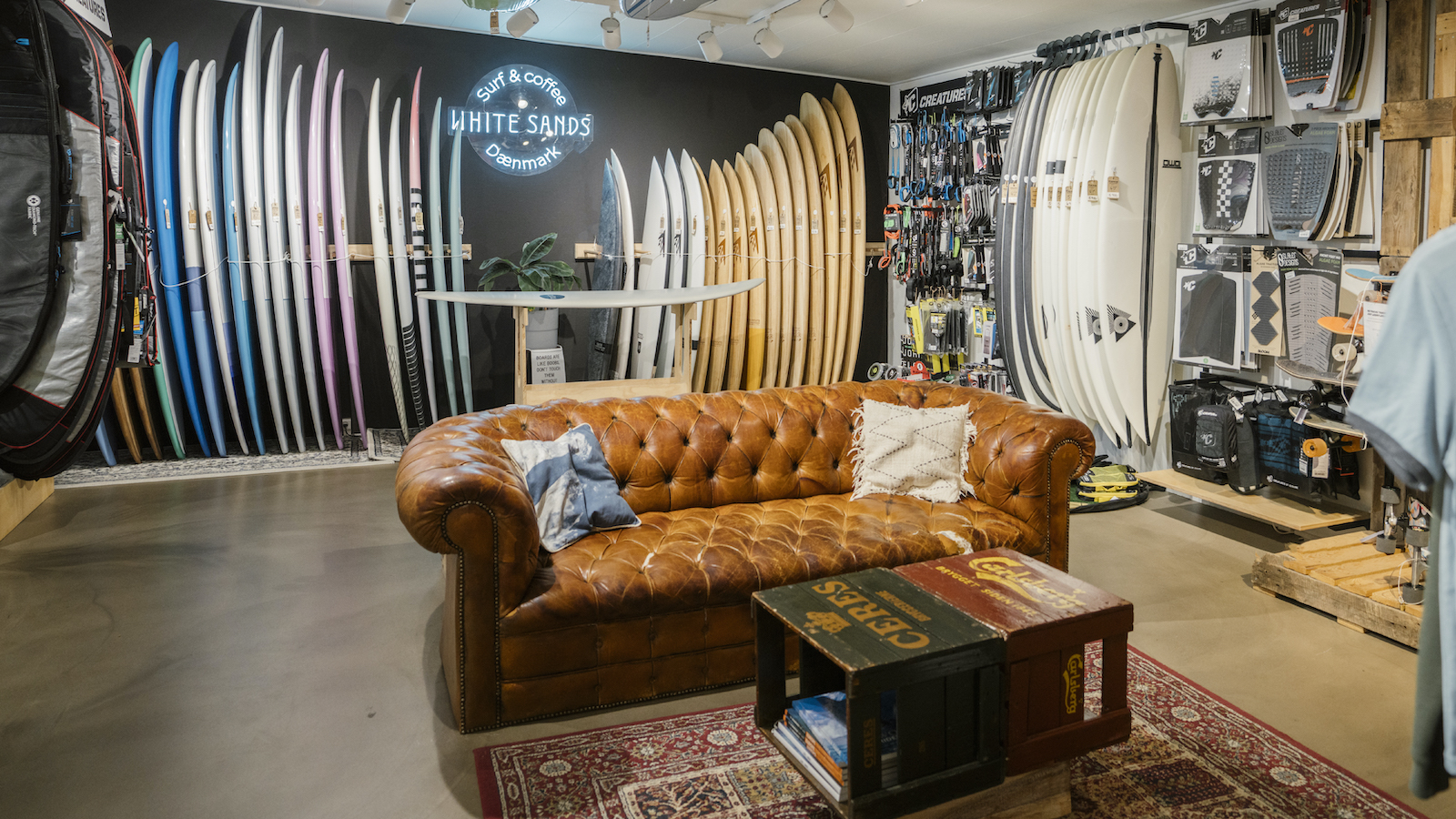 Surfeutstyr i White Sands Surf & Coffee butikk ved Hvide Sande i Danmark