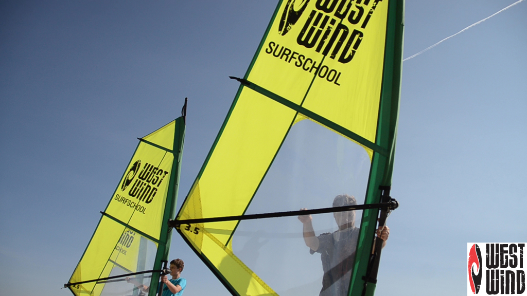 to personer klare for vindsurfing, Danmark