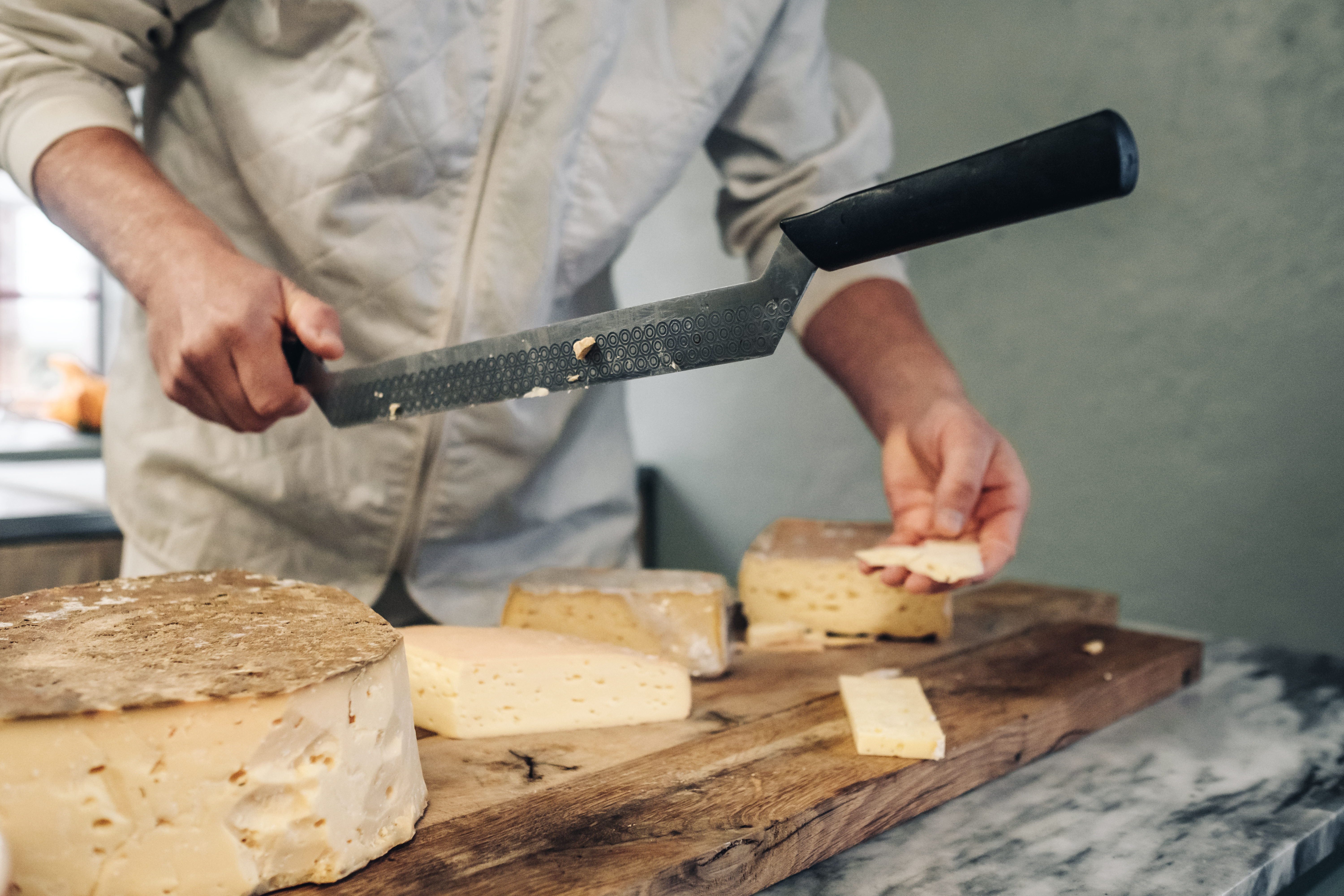 Bild von einem, der Käse reibt