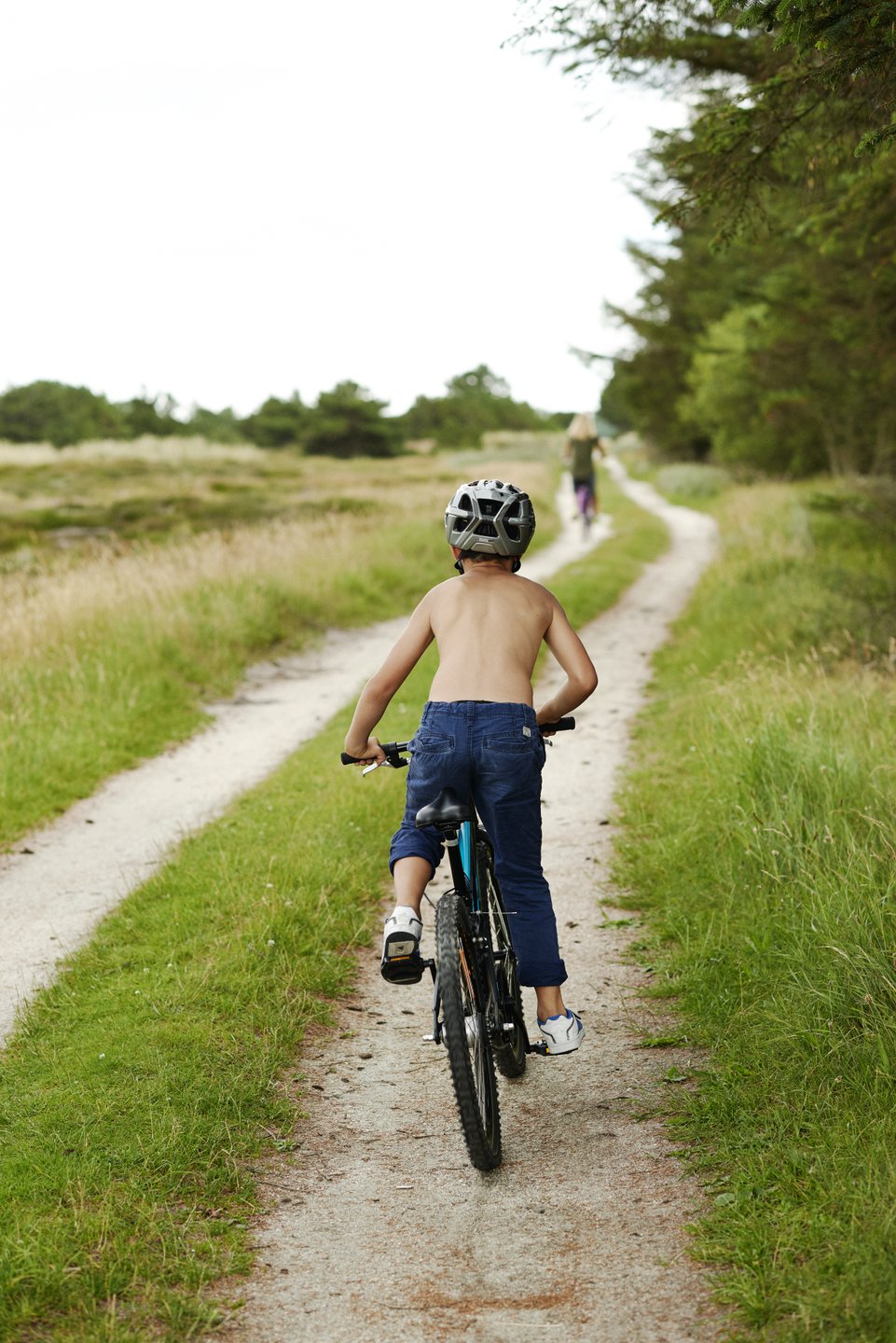 Gutt sykler på en landevei på Fanø, Danmark