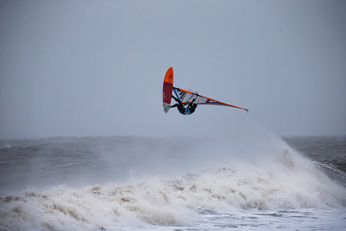 Mann på wind SUP board ved Klitmøller Strand, Nordvestkysten, Danmark