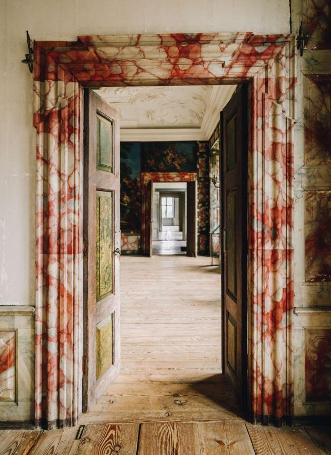 Selsø Slot sett innenifra, Fjordlandet, Danmark