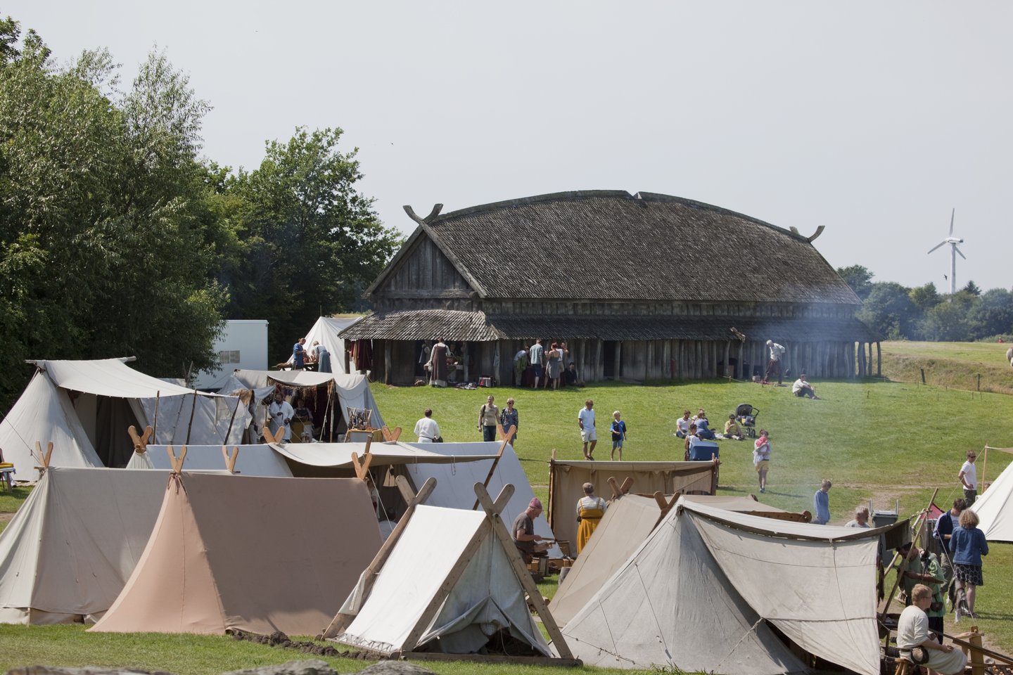 Mennesker ved Trelleborg Vikingeborg museum i Vestsjælland, Danmark