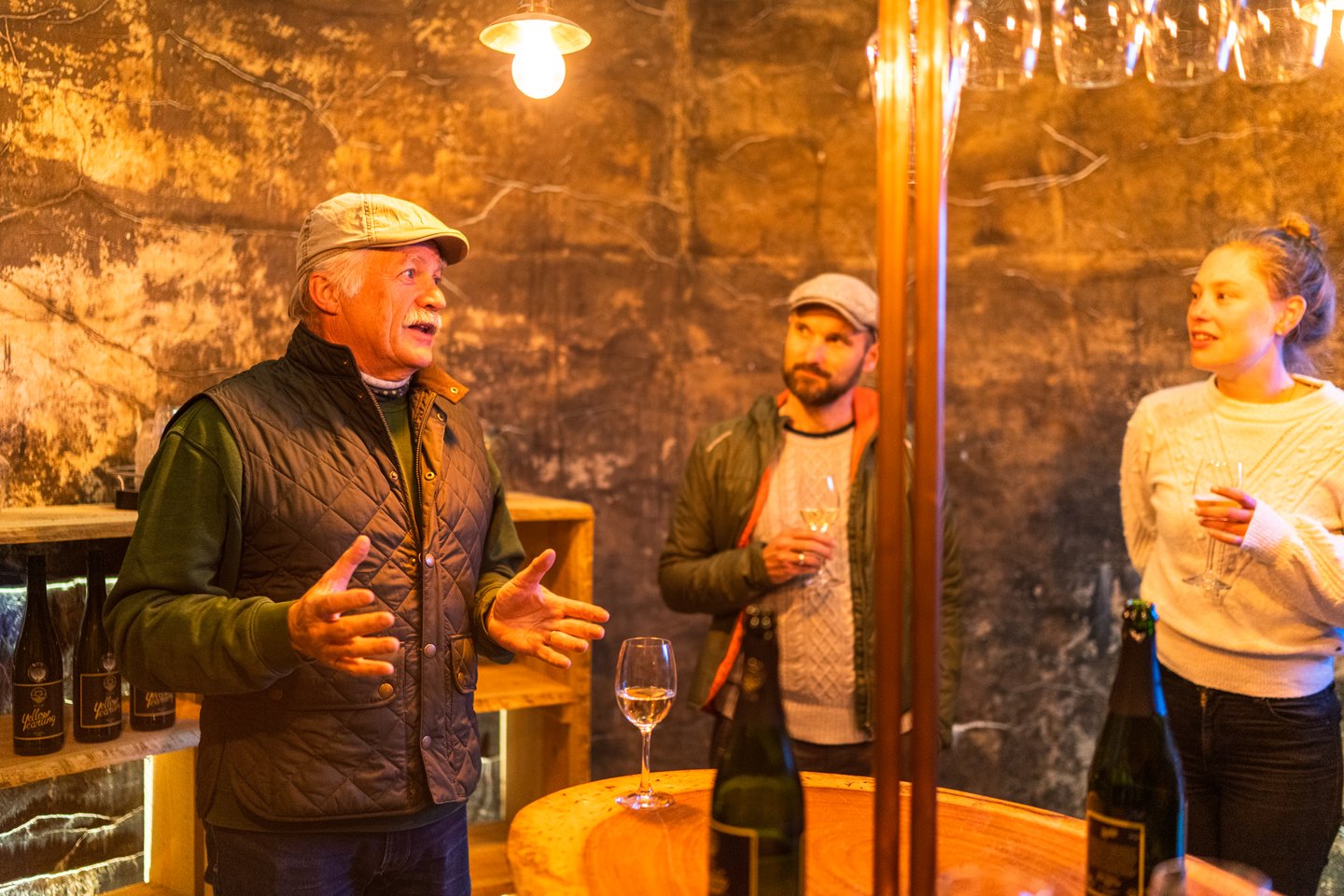 Mann ved Stub Vingård forklarer besøkende om deres vinproduksjon, Kalundborg, Vestsjælland, Danmark