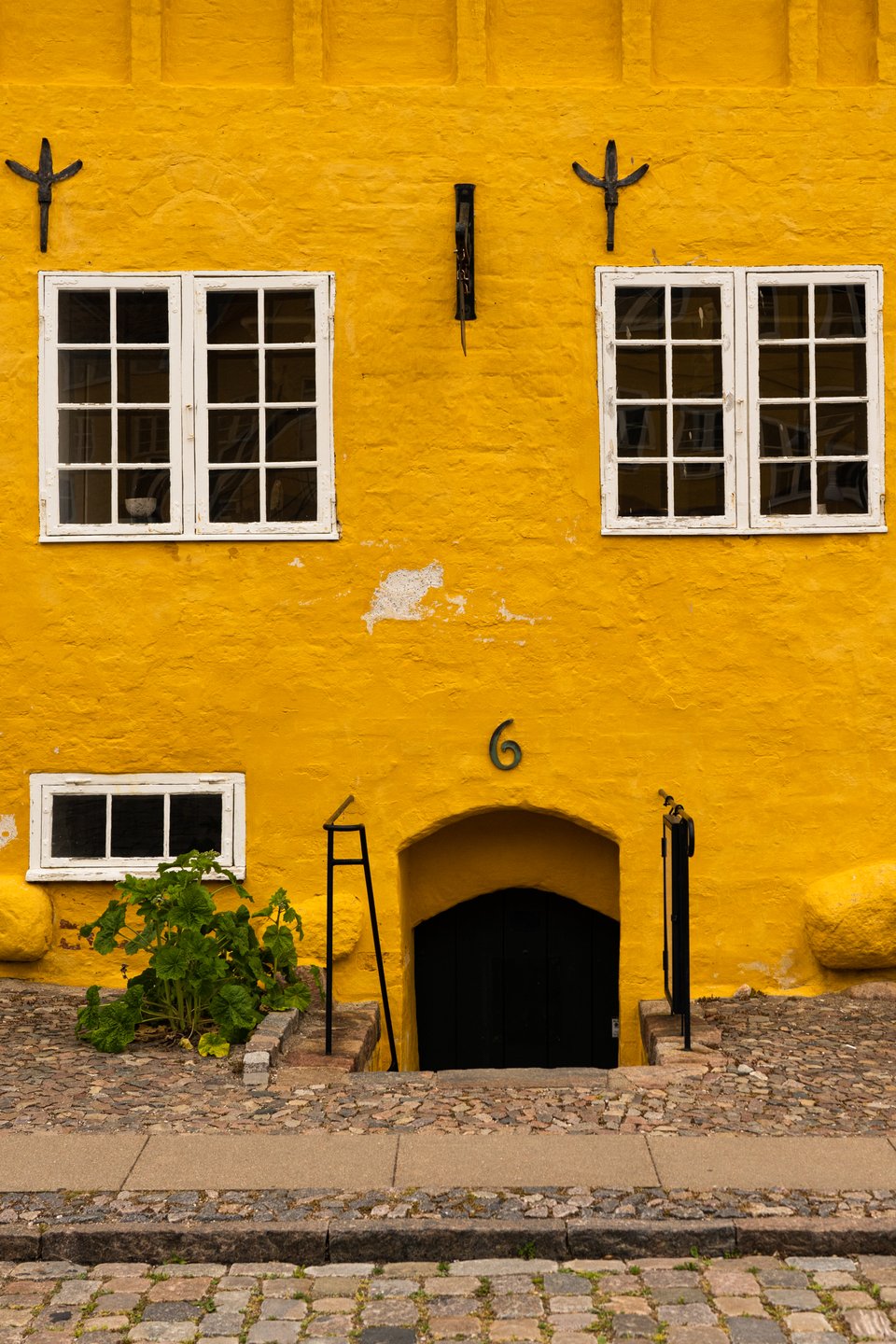 Gult hus i hyggelig gate i Kalundborg, VestSjælland