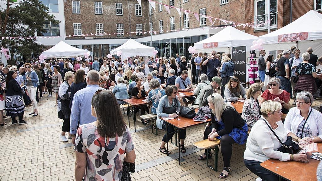 Mennsker som deltar i Rosevin festival i Odense