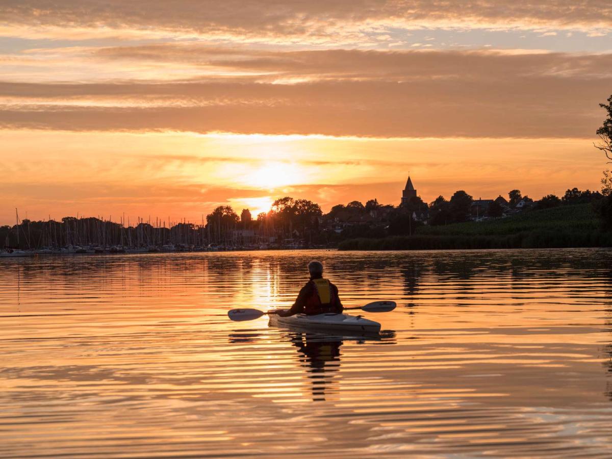Mann kajakkpadler i solnedgangen ved Vordingborg i Sydsjælland