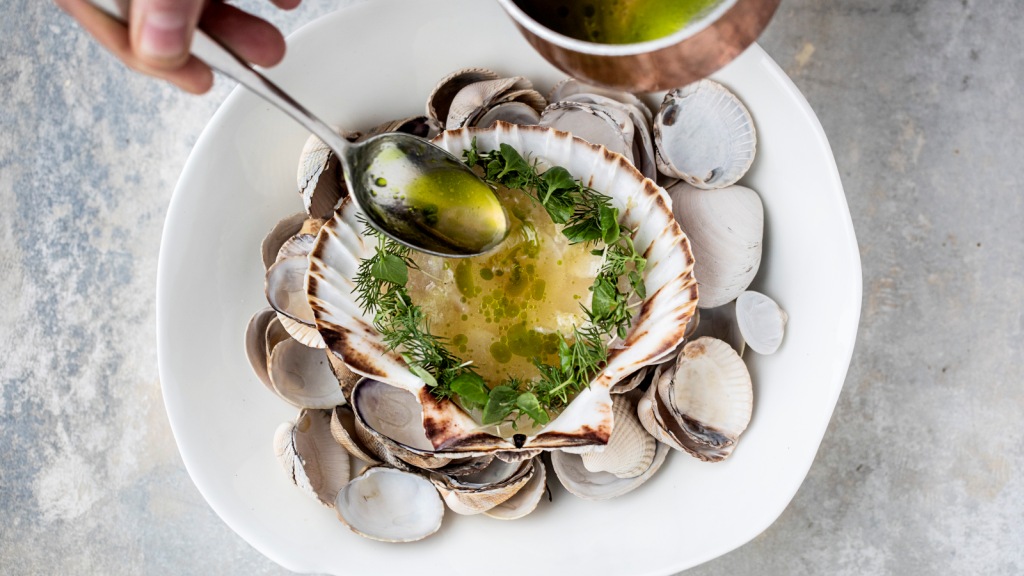 Lekkert anrettet kamskjell ved Restaurant Blå i Blokhus, Danmark