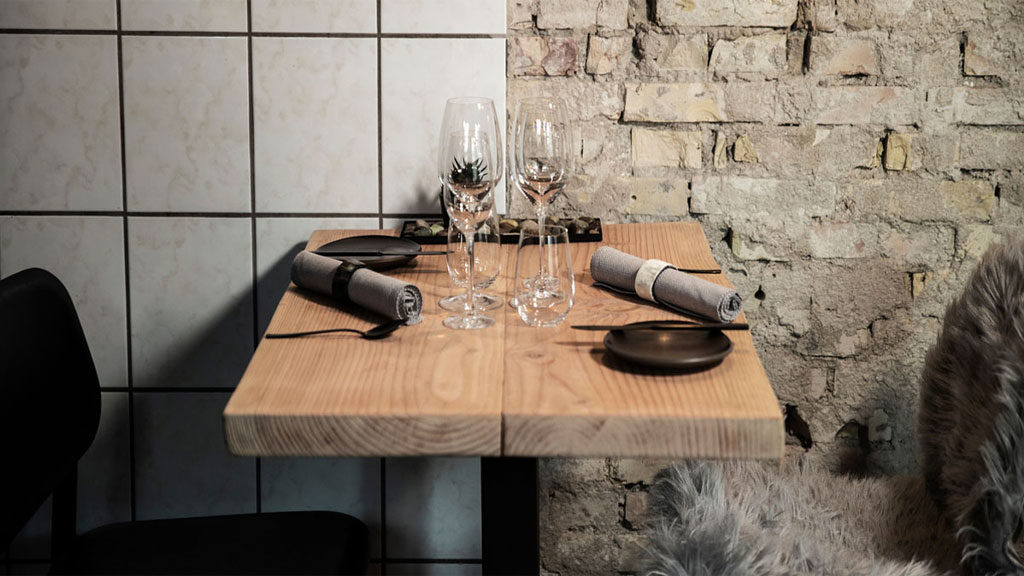 Dekket bord ved restaurant Alimentum i Aalborg