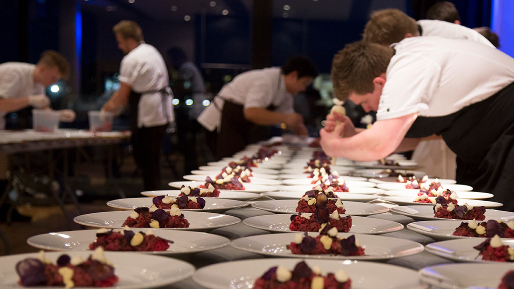 Kokker anretter mat ved restaurant Fusion i Aalborg. Danmark