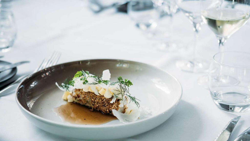 Tallerken med pent anrettet mat servert ved Restaurant Nørre Vosborg, Danmark